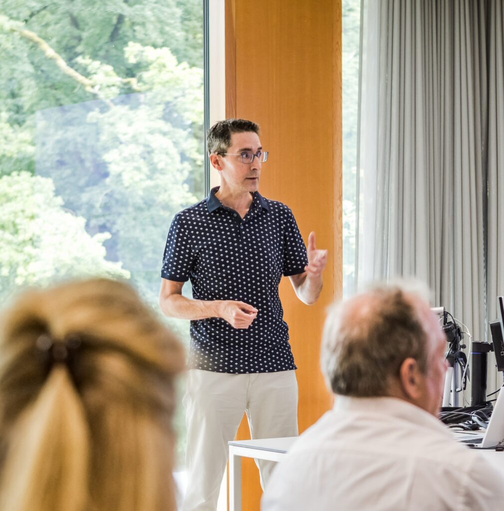 Kasper Maes presenting in front of audience